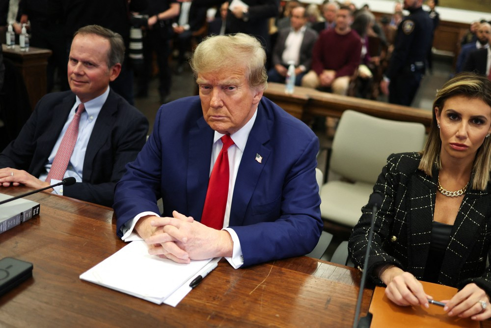 Cựu Tổng thống Mỹ Donald Trump (giữa) tại phiên xét xử của tòa tối cao New York, ngày 11/1/2024. (Ảnh: AFP/TTXVN)