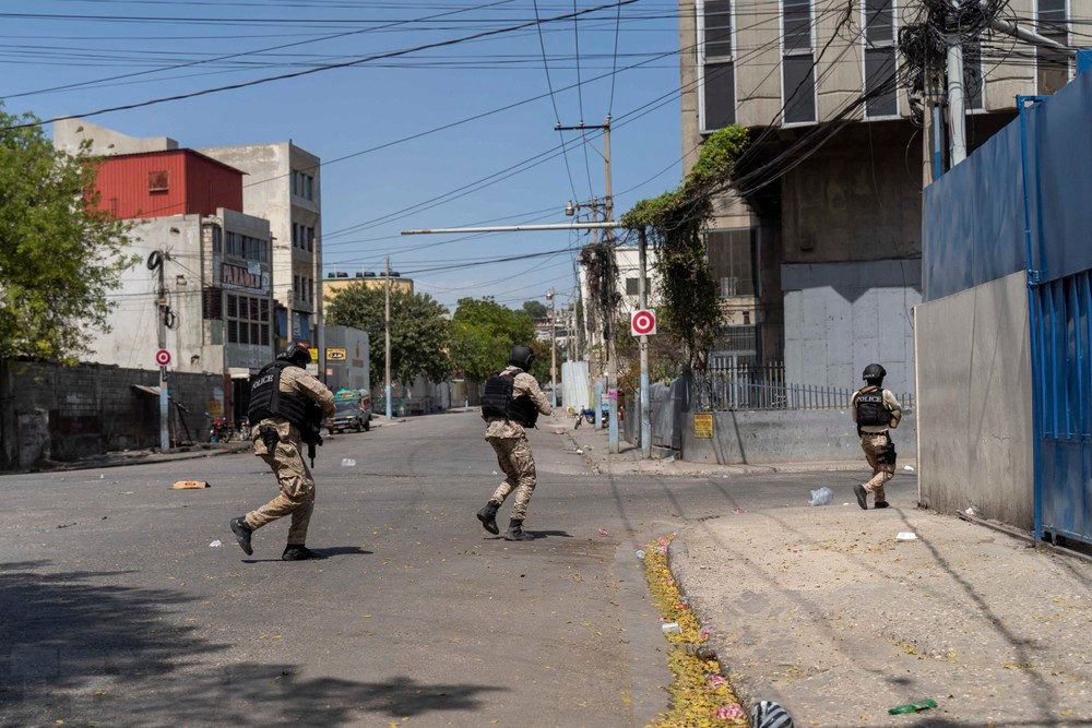 Cảnh sát Haiti trong chiến dịch truy quét các băng đảng tội phạm tại Port-au-Prince ngày 3/3/2023. (Ảnh: AFP/TTXVN)