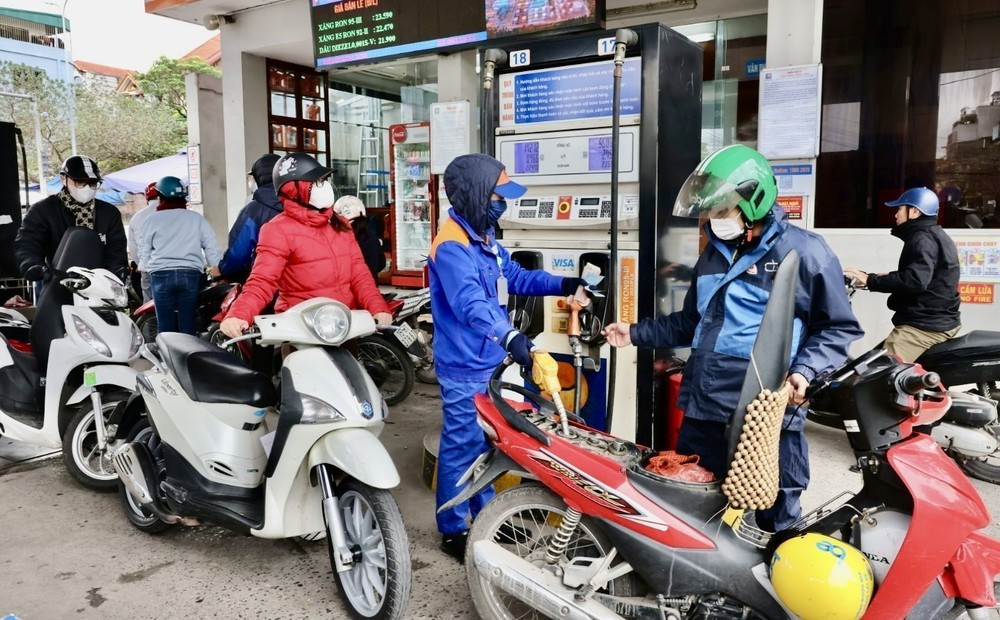 Mua bán xăng, dầu tại điểm kinh doanh xăng, dầu trên địa bàn Hà Nội. (Ảnh: Trần Việt/TTXVN)