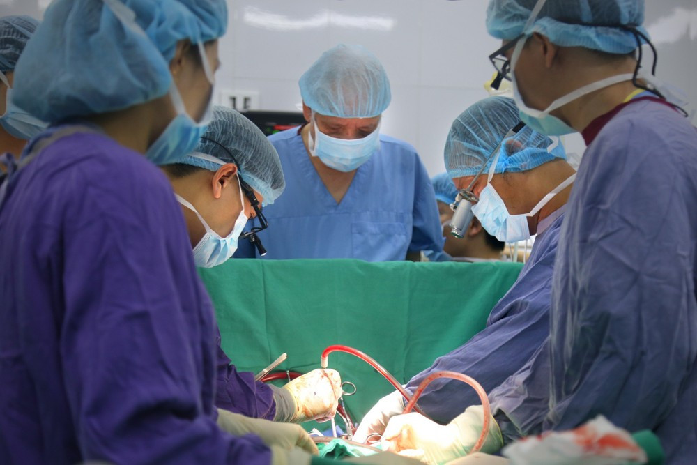Các bác sĩ Bệnh viện Hữu nghị Việt Đức thực hiện ca ghép tim cho một bệnh nhân. (Ảnh: PV/Vietnam+)