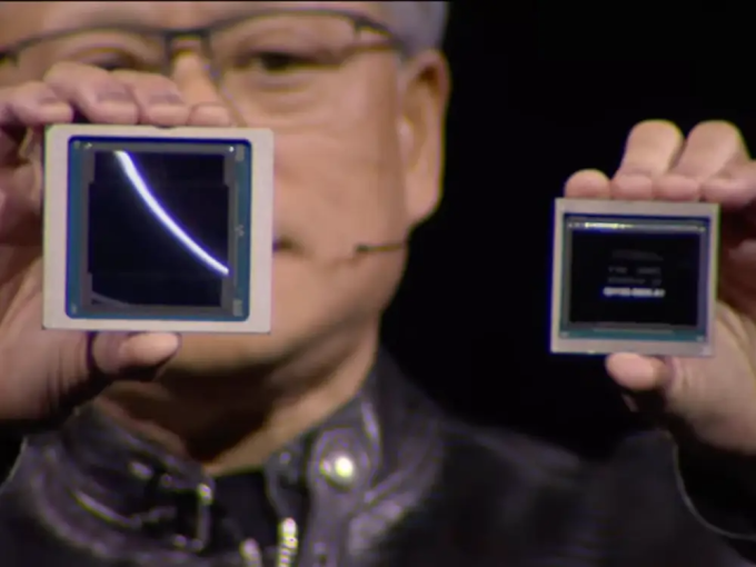 CEO Nvidia Jensen Huang cầm trên tay chip B200 (trái) và H100. (Ảnh: Nvidia)