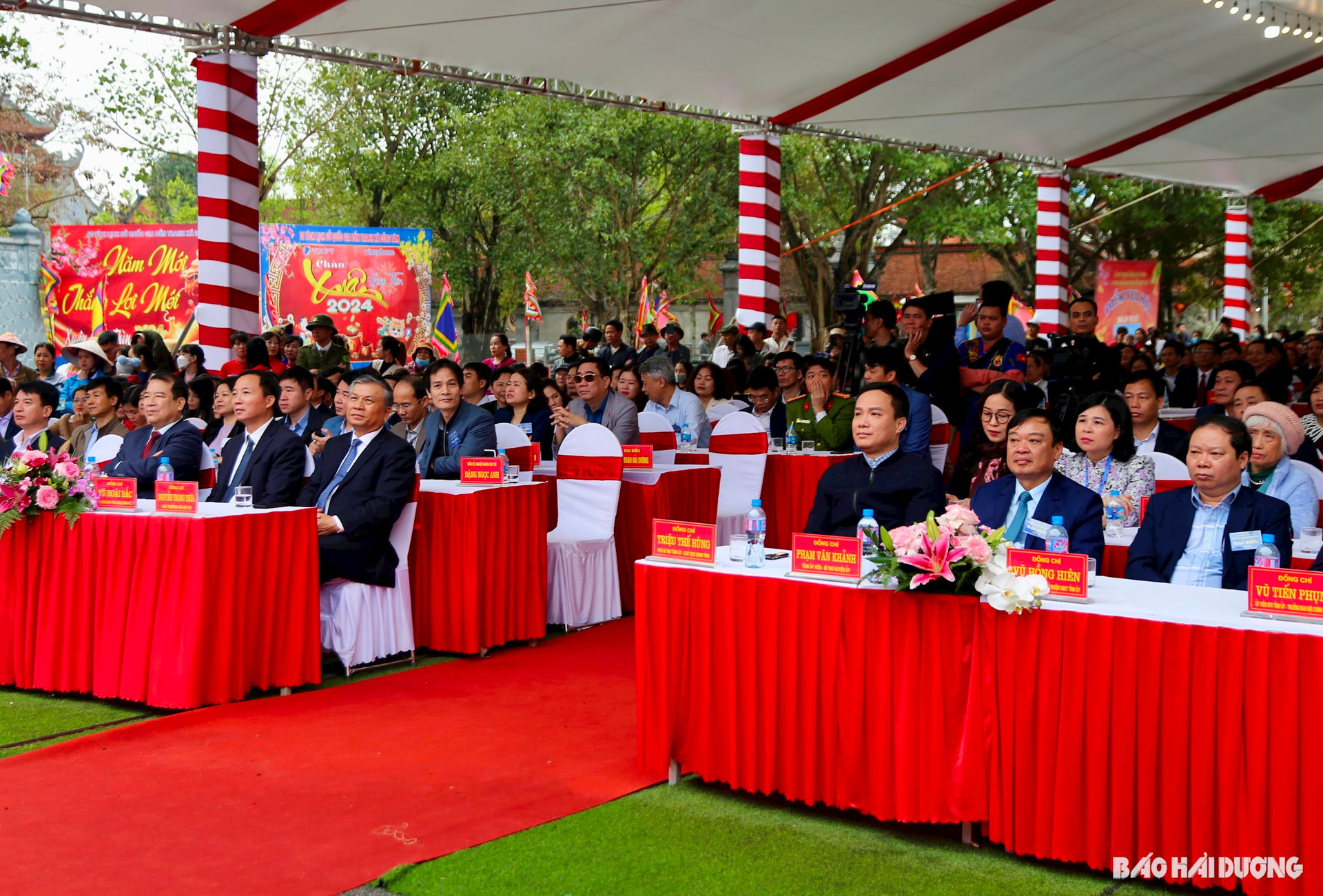 Các đồng chí lãnh đạo, đại biểu và nhân dân dự khai mạc Lễ hội đền Tranh xuân Giáp Thìn