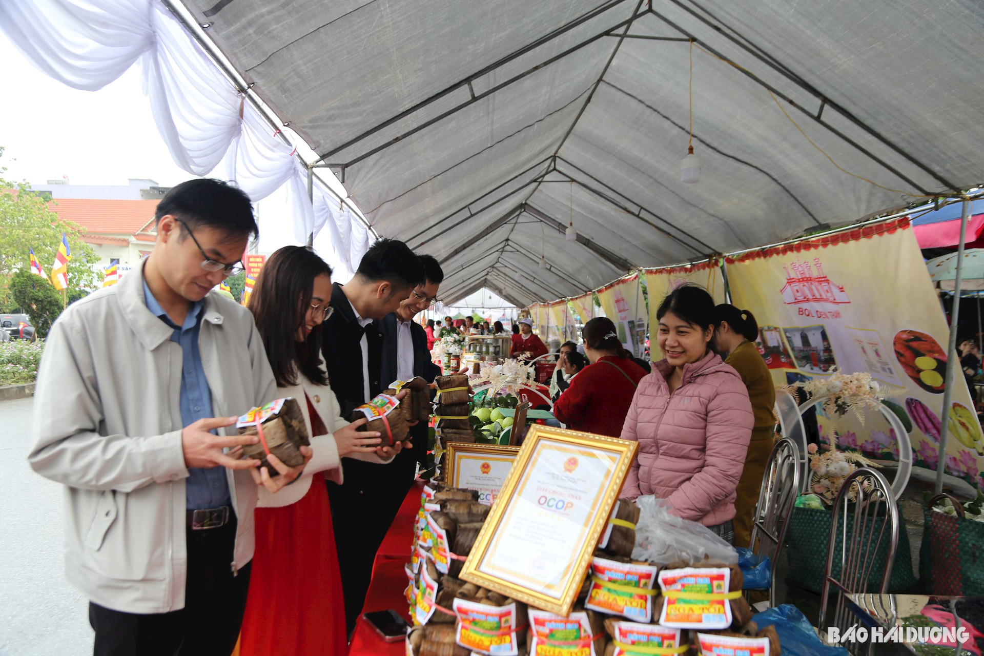 Ban tổ chức bố trí 10 gian trưng bày 37 sản phẩm OCOP của huyện Ninh Giang
