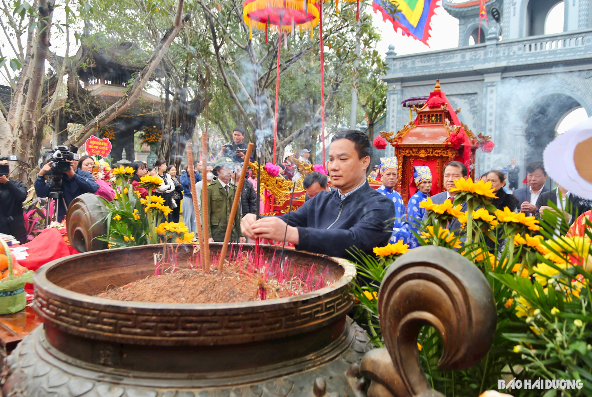 Đồng chí Chủ tịch UBND tỉnh Triệu Thế Hùng thắp hương tại đền Tranh
