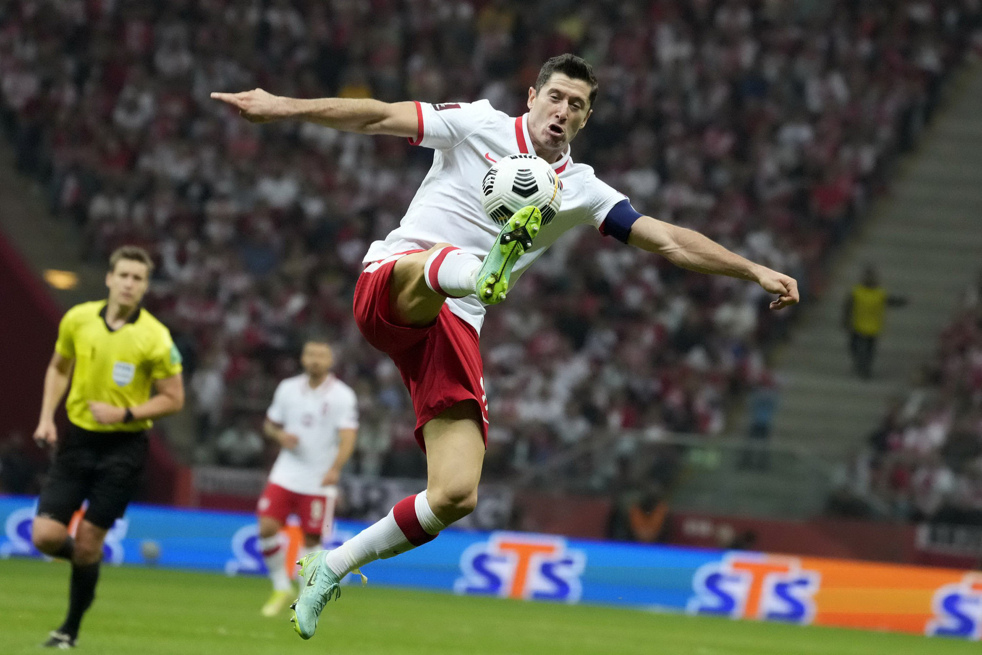 Lewandowski là siêu sao hàng đầu phải đá vòng play-off Euro 2024 - Ảnh: Reuters