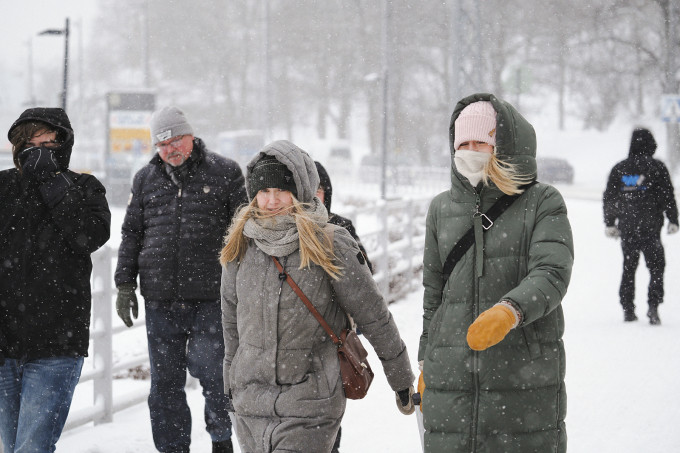 Người dân trên đường phố Helsinki, Phần Lan ngày 4/1. Ảnh: AFP