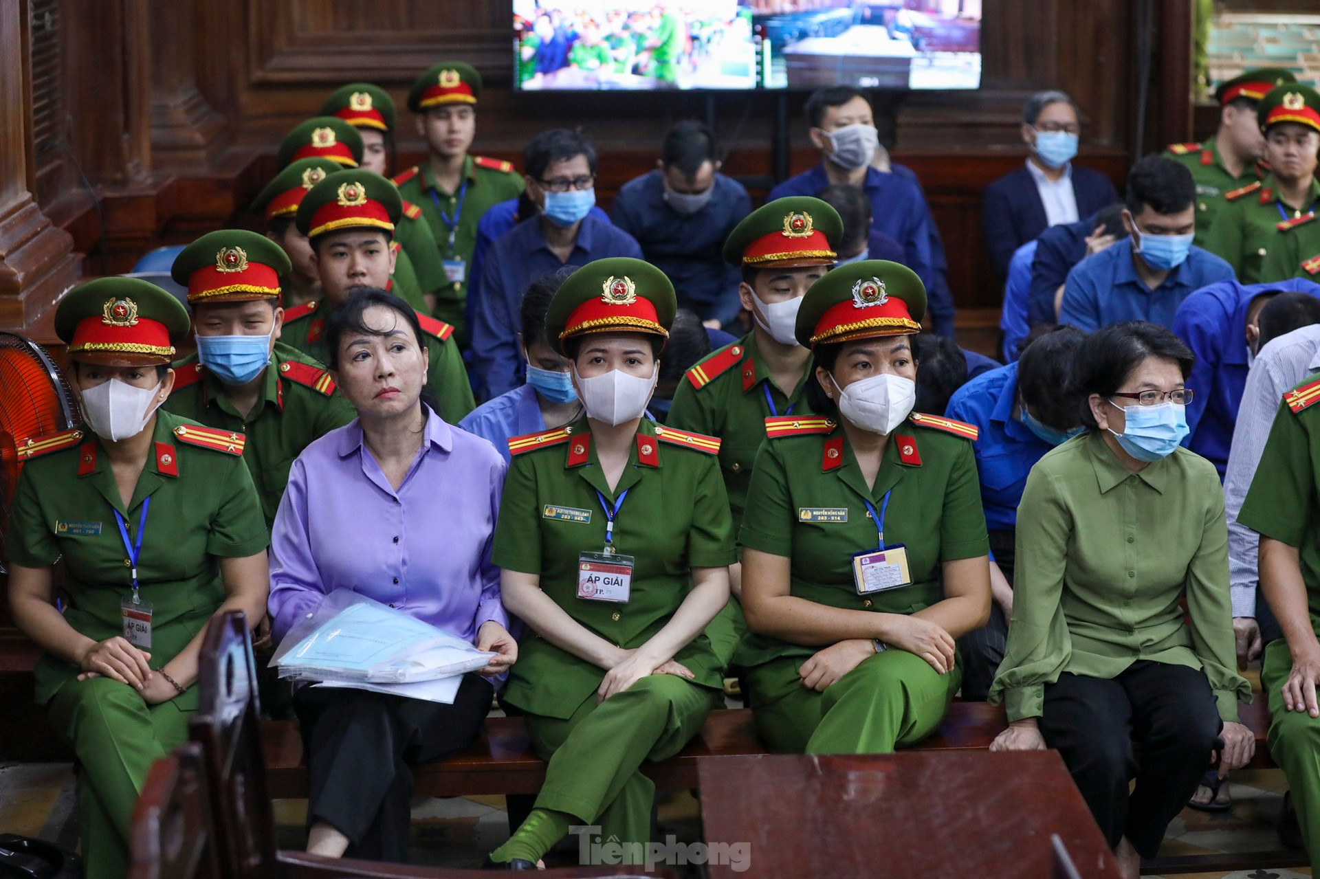 Gương mặt thất thần của bà Trương Mỹ Lan sau khi bị đề nghị tuyên án tử ảnh 5