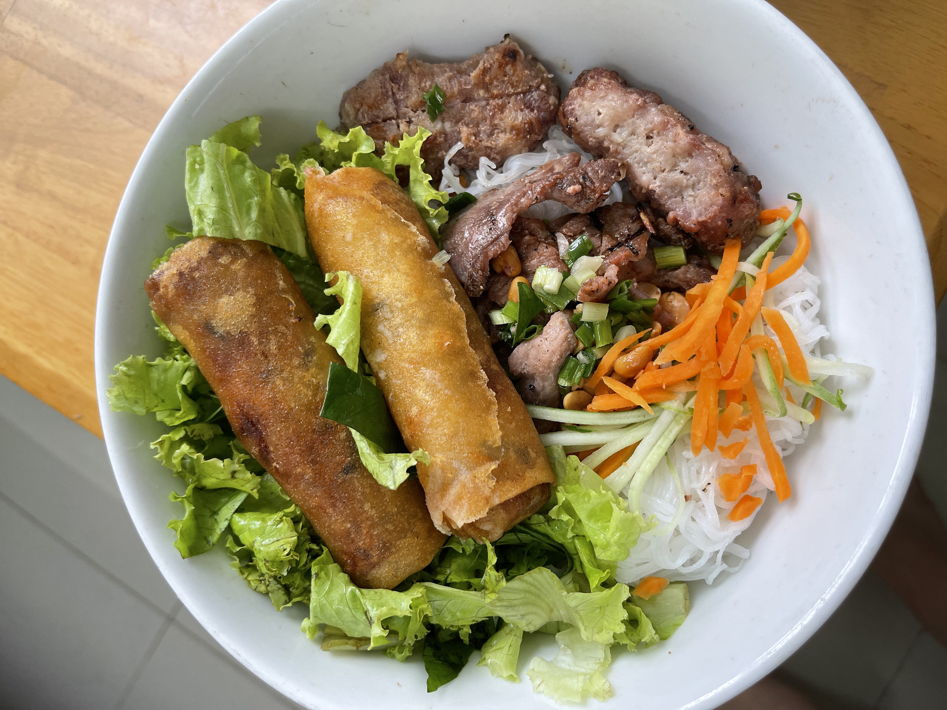 Bún thịt nướng chả giò, món ăn được lòng cả người Việt và người nước ngoài - Ảnh: NGỌC ĐÔNG