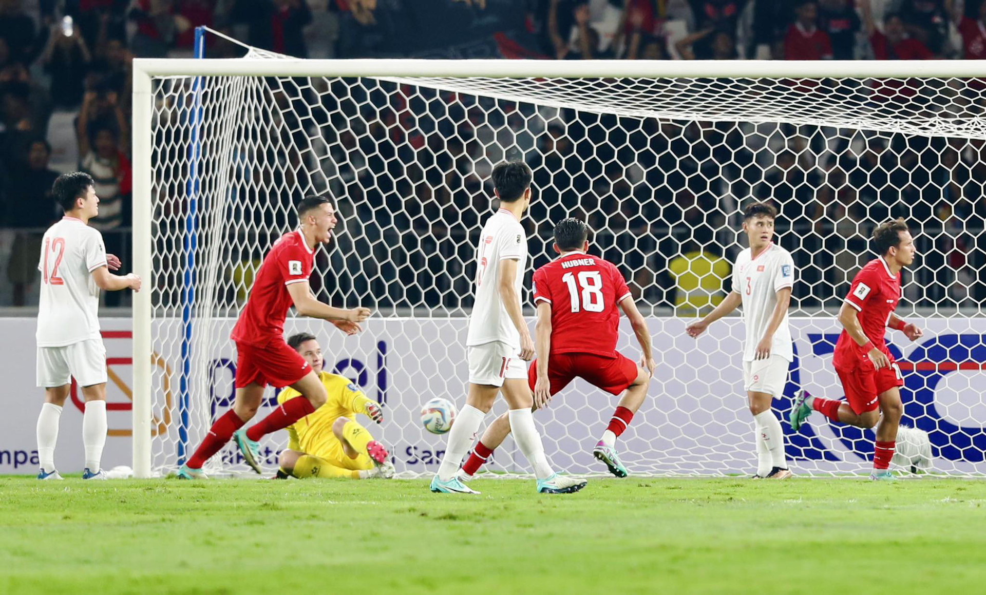 Egy Maulana ghi bàn giúp Indonesia dẫn trước Việt Nam 1-0 tại Gelora Bung Karno - Ảnh: NGUYÊN KHÔI