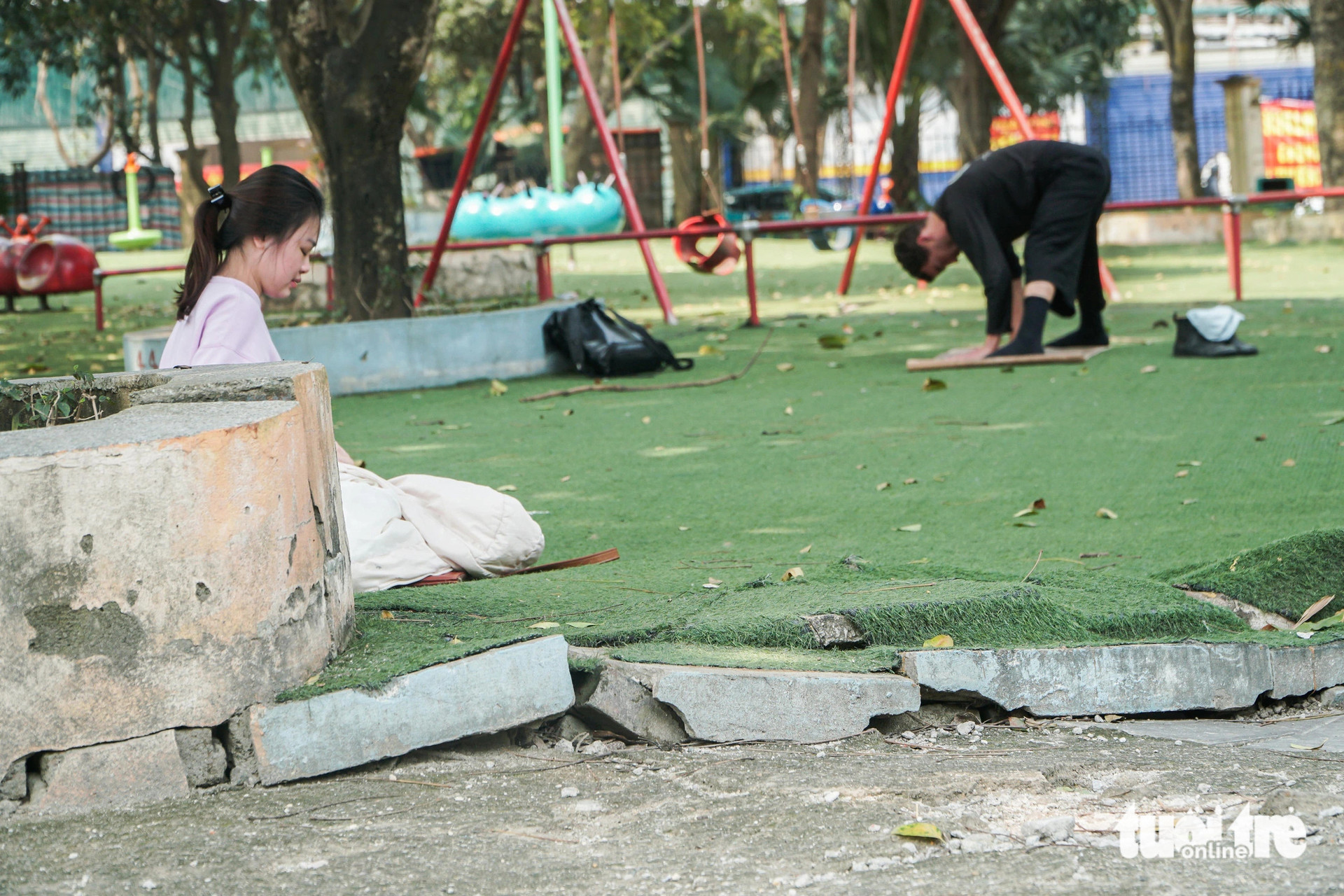 Nhiều mảng bê tông nứt vỡ, gồ ghề tại công viên Cầu Giấy - Ảnh: PHẠM TUẤN