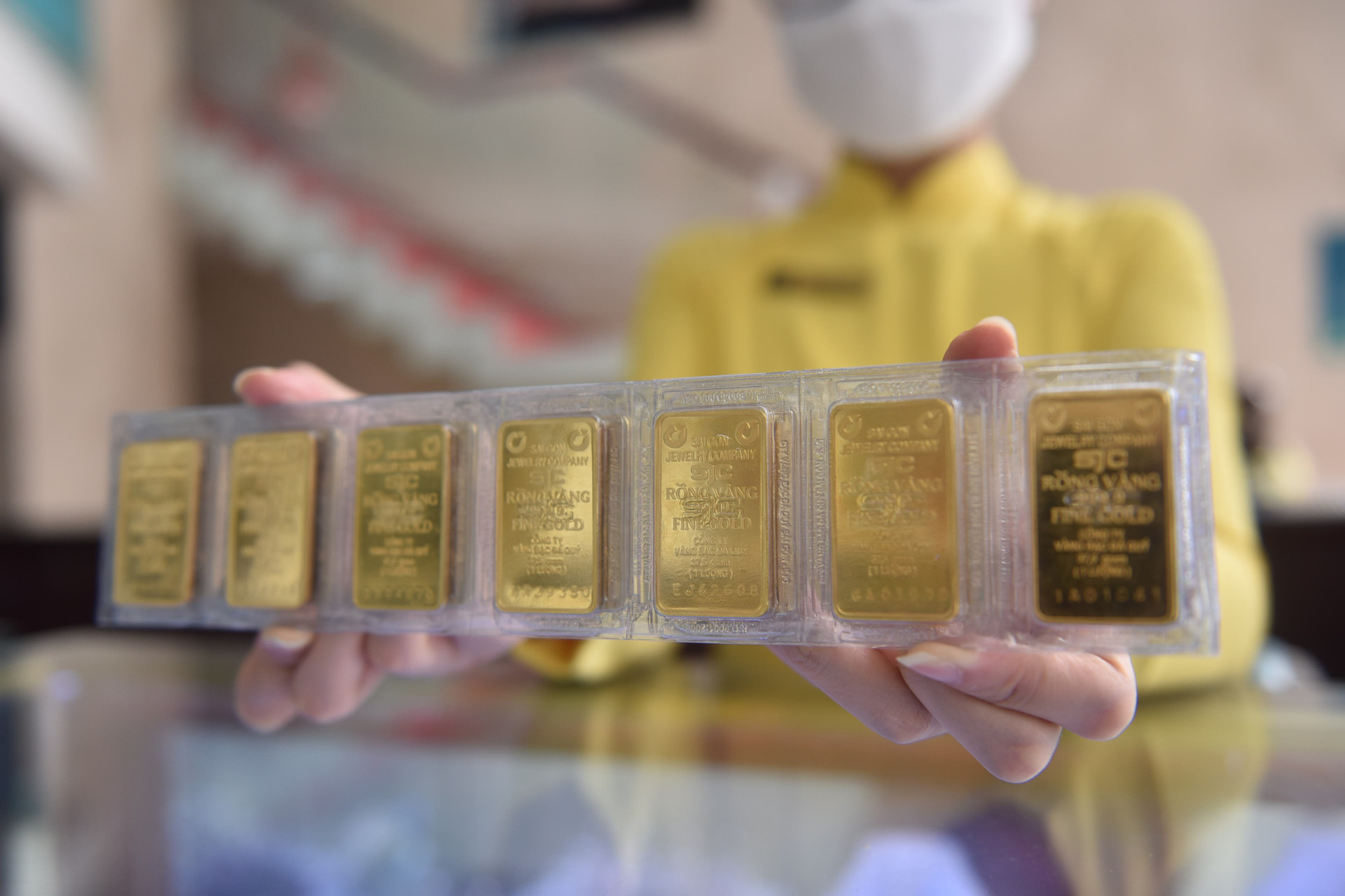 Theo NHNN, việc xóa bỏ cơ chế Nhà nước độc quyền sản xuất vàng miếng sẽ phù hợp với kinh nghiệm quốc tế, tăng cung vàng miếng trên thị trường, giải quyết được vấn đề chênh lệch giá - Ảnh: NGỌC PHƯỢNG 