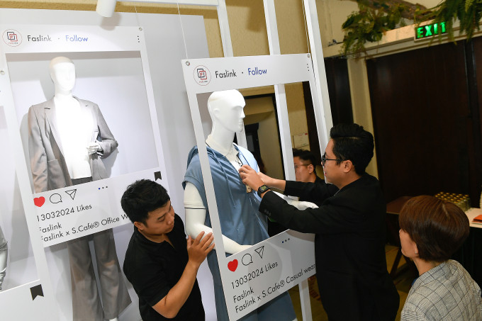 Nhân viên chuẩn bị cho một gian trưng bày trang phục may từ vải bã cà phê ở TP HCM hôm 13/3. Ảnh: Faslink.