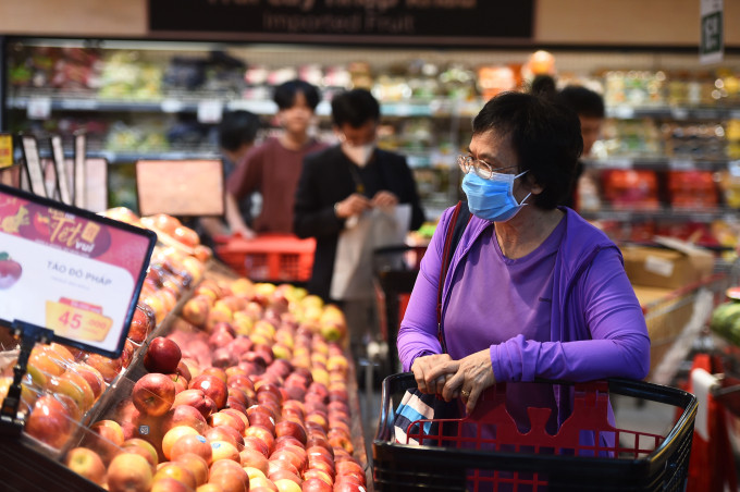 Người tiêu dùng đang xem giá trái cây nhập khẩu tại một siêu thị ở TP HCM. Ảnh: Thanh Tùng