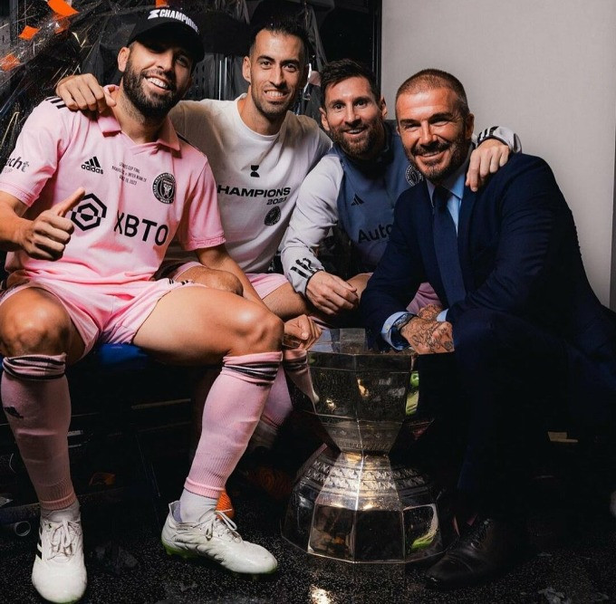 Beckham (phải) cùng Messi, Alba và Busquets mừng Leagues Cup năm 2023 tại Mỹ. Ảnh: Instagram