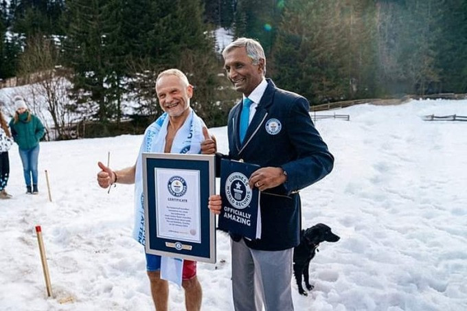 Đại diện Tổ chức Guinness trao chứng nhận kỷ lục mới cho Salek ngay sau khi ông về đích. Anh: WGR