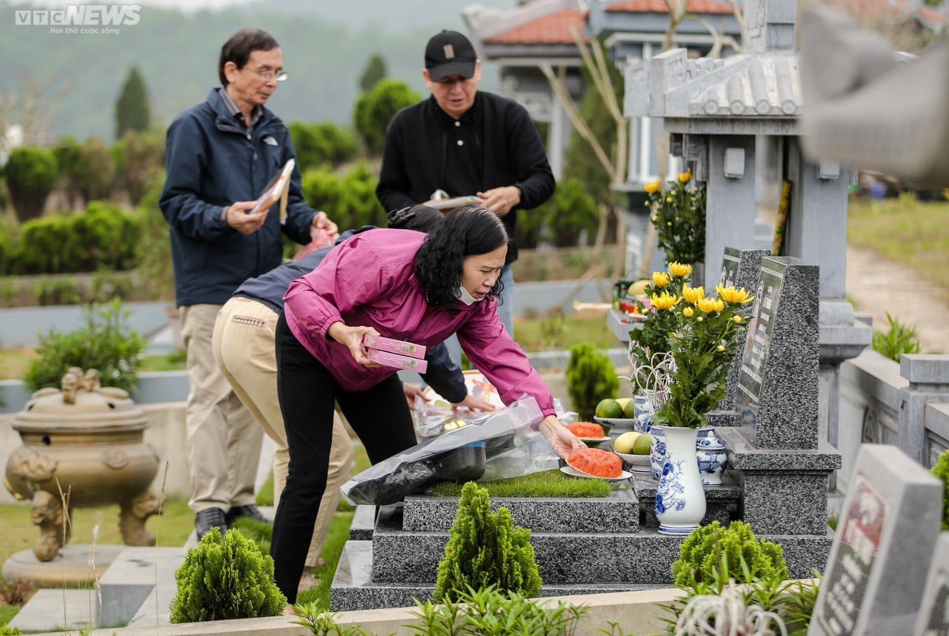 Với người Việt Nam, ngày Tết thanh minh gắn với nghi lễ tảo mộ. (Ảnh: Ngô Nhung)