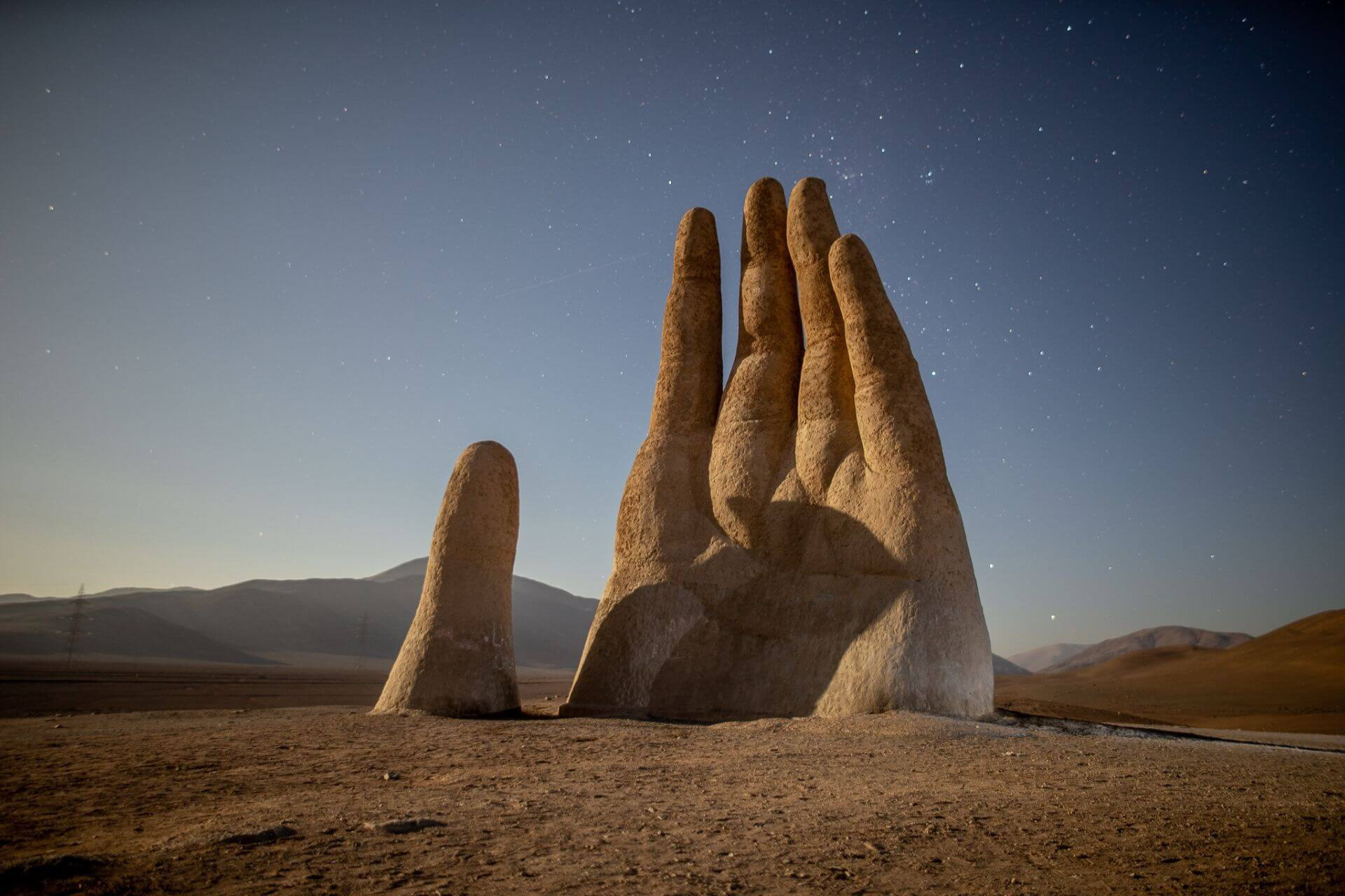 Tác phẩm Bàn tay của sa mạc là một trong những điểm thu hút khách du lịch hàng đầu của sa mạc Atacama - Ảnh: VOY DE VIAJE