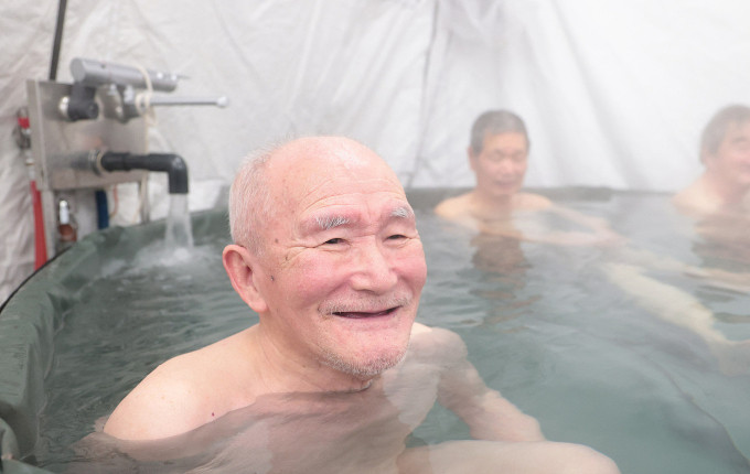 Một cụ ông Nhật Bản tắm nước nóng ở thành phố Nanao, tỉnh Ishikawa, hồi tháng 1. Ảnh: AFP