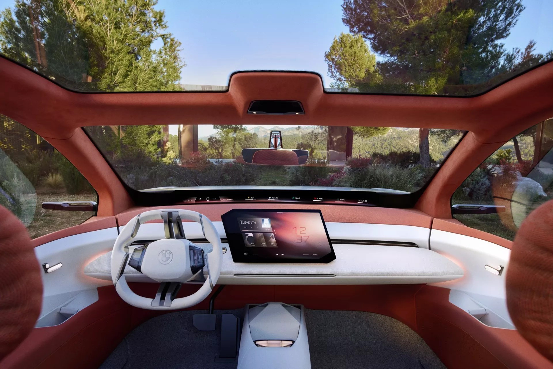 Cabin bản concept SUV không khác bản sedan với tâm điểm vẫn là màn Panoramic Vision dưới kính chắn gió trước - Ảnh: BMW