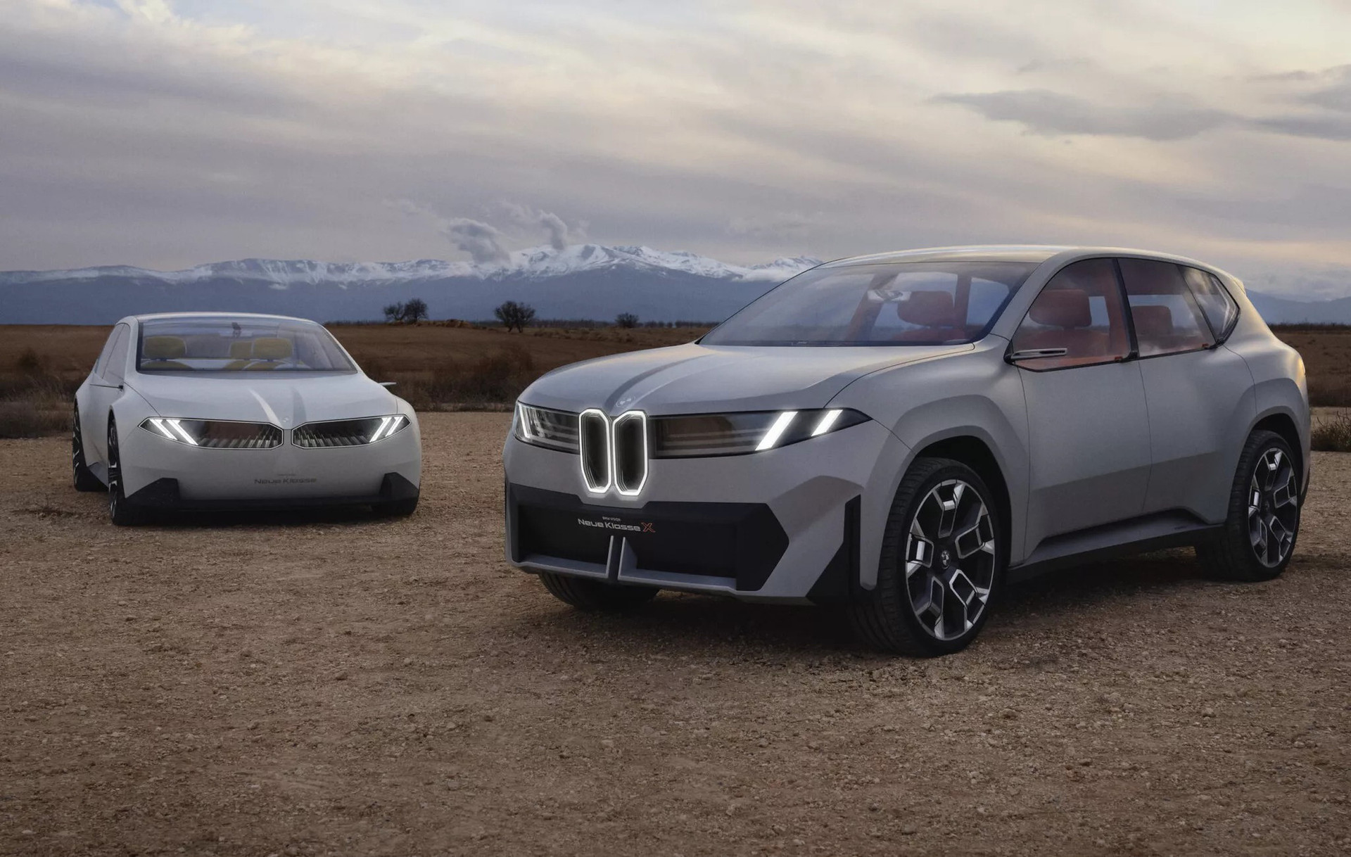Cặp đôi Vision Neue Klasse mới sẽ trở thành i3/3-Series điện (trái) và iX3/X3 điện (phải) của BMW - Ảnh: BMW