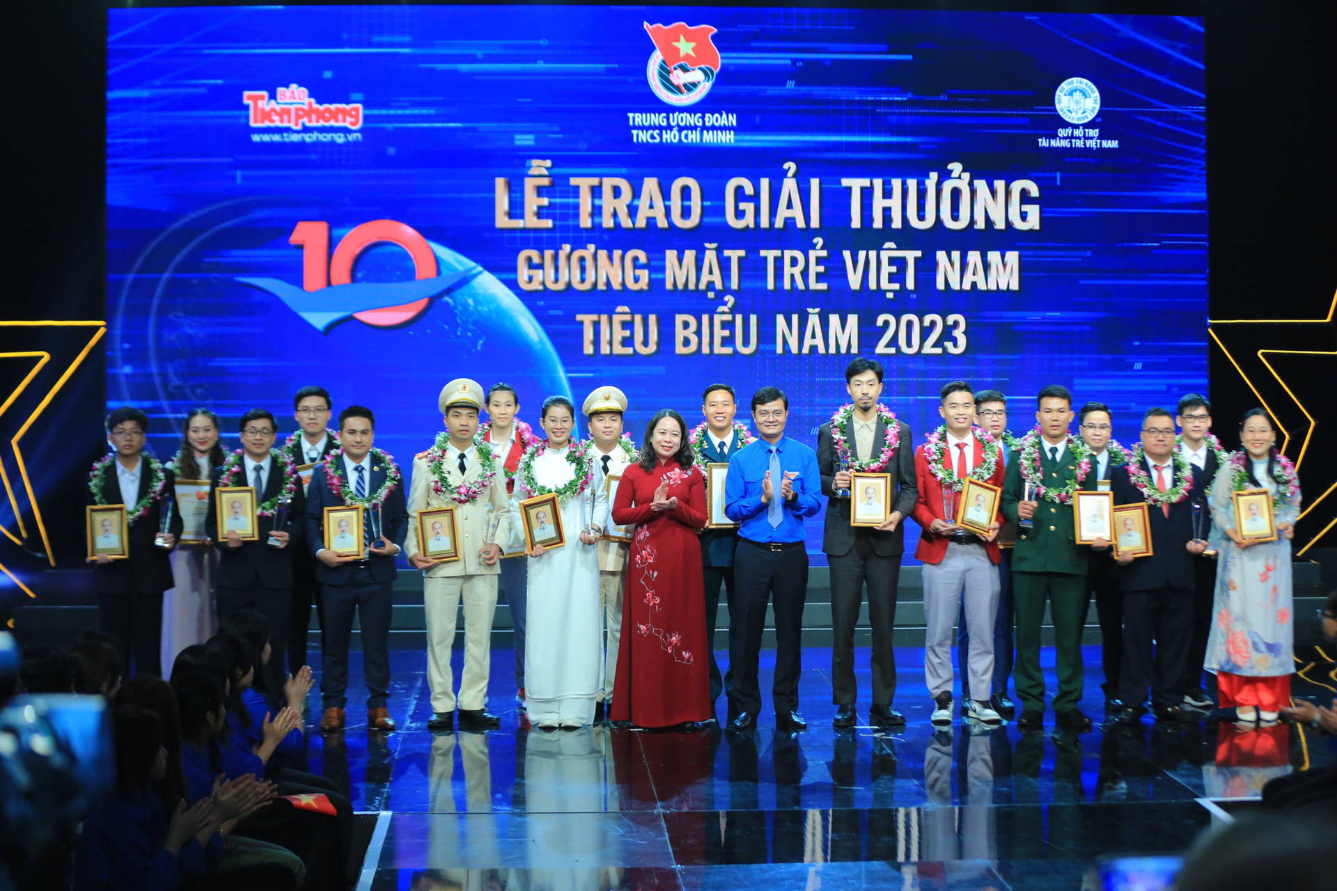 Quyền Chủ tịch nước Võ Thị Ánh Xuân và anh Bùi Quang Huy - bí thư thứ nhất Trung ương Đoàn - trao giải thưởng Gương mặt trẻ Việt Nam tiêu biểu năm 2023 - Ảnh: DƯƠNG TRIỀU