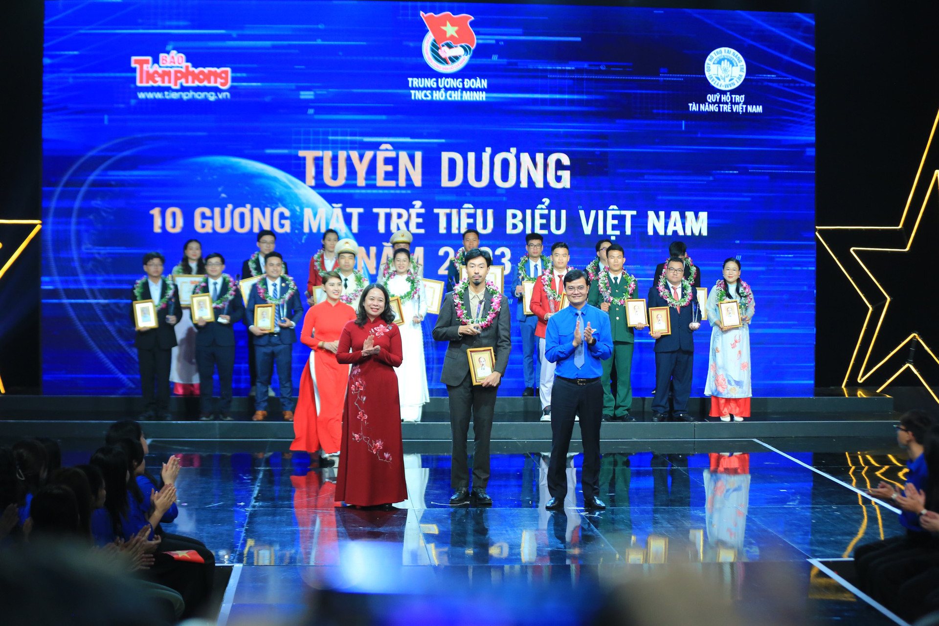 Ca sĩ Đen Vâu nhận giải thưởng Gương mặt trẻ Việt Nam tiêu biểu năm 2023 - Ảnh: DƯƠNG TRIỀU