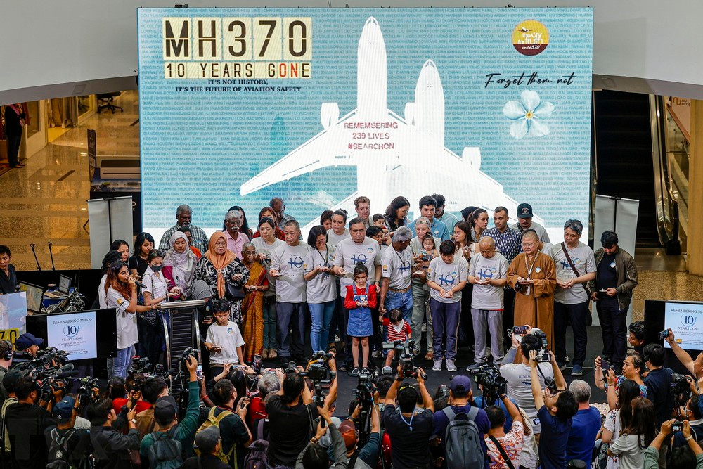 Thắp nến tưởng niệm những hành khách xấu số trên chuyến bay mang số hiệu MH370 của hãng hàng không quốc gia Malaysia Airlines mất tích bí ẩn suốt 10 năm qua. (Ảnh: Hằng Linh/TTXVN)