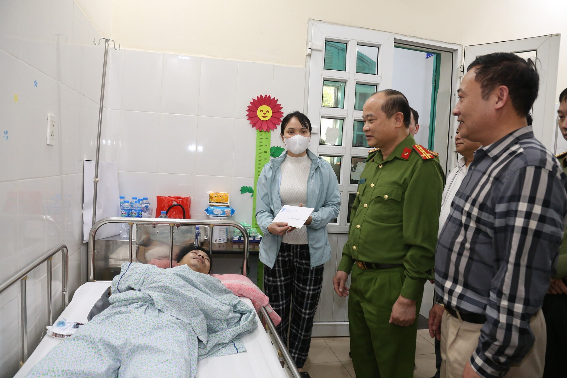 Lãnh đạo Công an tỉnh Bắc Ninh thăm, động viên Trung tá Nguyễn Đức Sơn đang nằm điều trị tại Bệnh viện Đa khoa Xanh Pôn (Hà Nội).