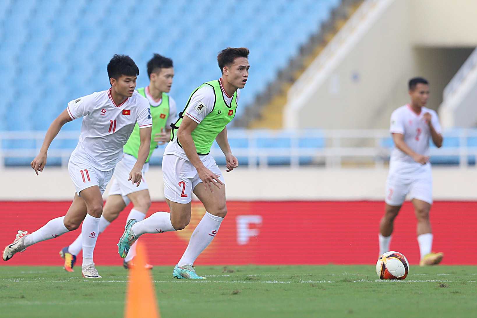 Chiều 25-3, đội tuyển Việt Nam có buổi tập chính thức làm quen sân Mỹ Đình trước trận tái đấu với Indonesia vào lúc 19h30 ngày mai 26-3 - Ảnh: HOÀNG TÙNG