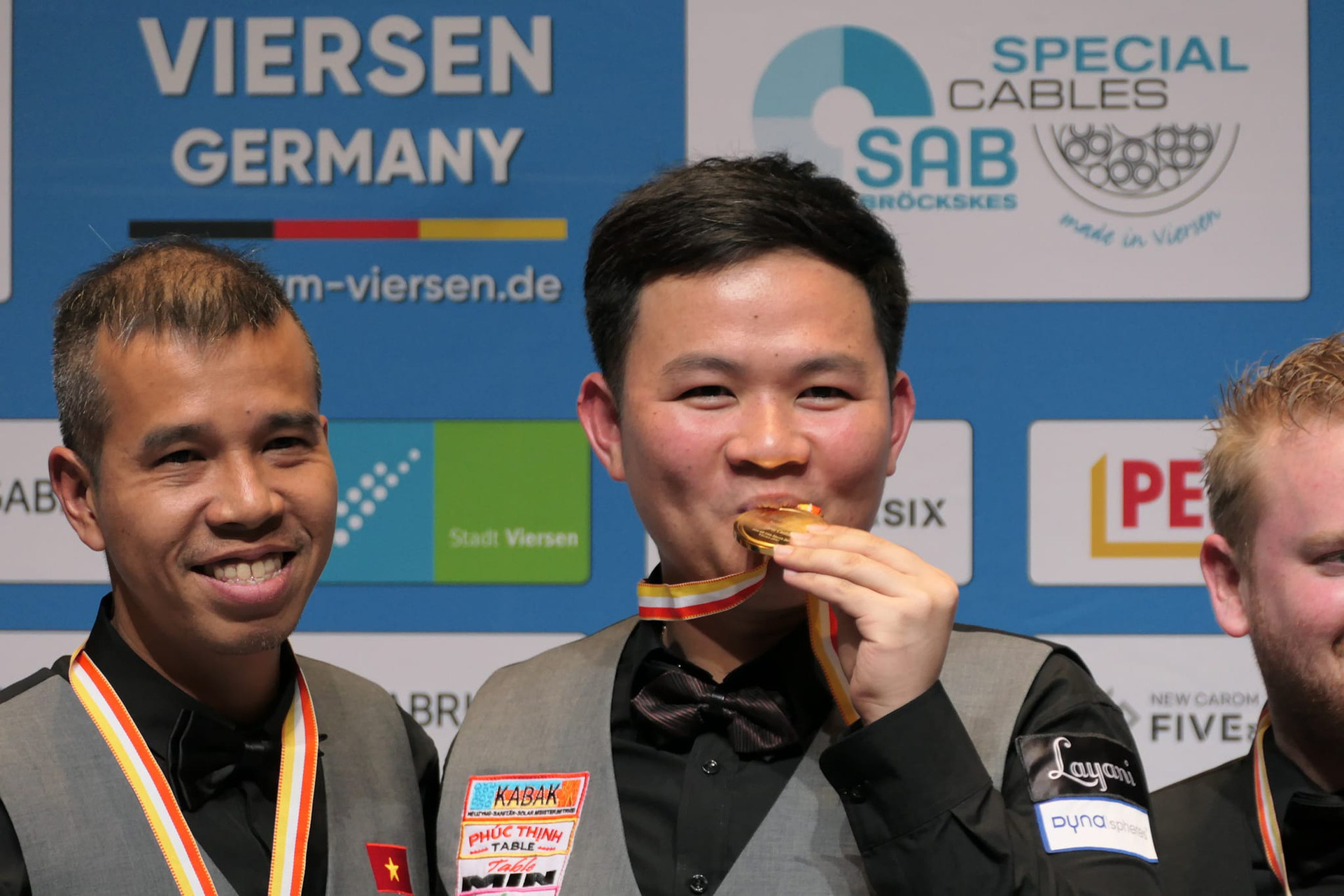Trần Quyết Chiến (trái) và Bao Phương Vinh trên bục nhận huy chương - Ảnh: DE BALLEN