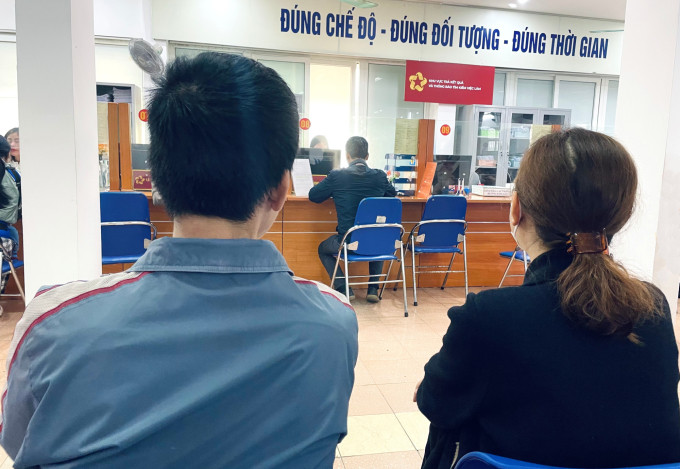 Các lao động trung niên làm thủ tục nhận trợ cấp thất nghiệp tại Trung tâm dịch vụ việc làm Hà Nội, sáng 13/3. Ảnh: Phan Dương