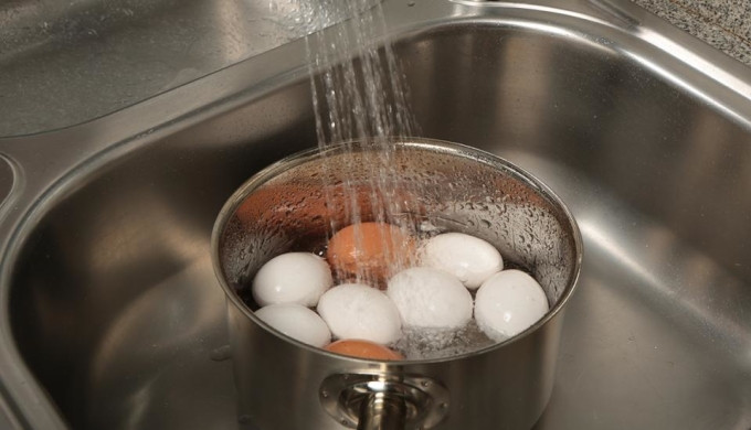 Luộc trứng trong nước lạnh để tránh làm vỡ vỏ và nhiễm bẩn. Ảnh: Tastingtable
