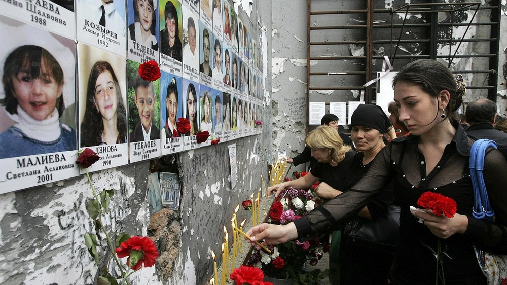Người dân đặt hoa và nến tưởng niệm các nạn nhân vụ tấn công trường học ở thị trấn Beslan. (Ảnh: AFP)