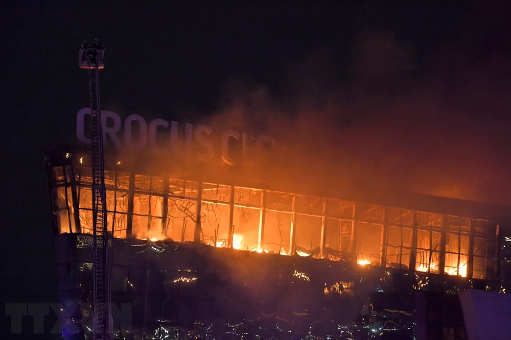 Lửa cháy dữ dội tại hiện trường vụ tấn công nhằm vào trung tâm thương mại Crocus City Hall ở Moskva, Nga tối 22/3/2024. (Ảnh: THX/TTXVN)