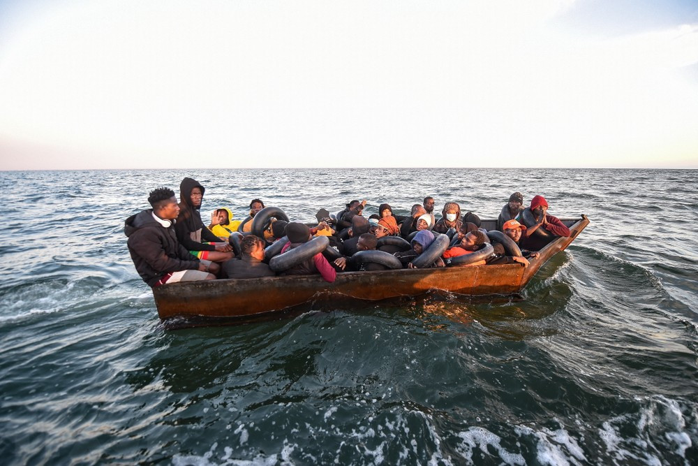Người di cư lênh đênh trên Địa Trung Hải, ngoài khơi bờ biển Sfax của Tunisia. (Ảnh: AFP/TTXVN)
