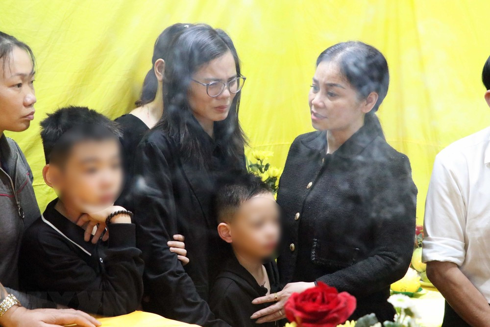 Đoàn thể, cơ quan, chính quyền địa phương thăm hỏi, chia buồn cùng gia đình thủy thủ Đặng Duy Kiên. (Ảnh: Hoàng Ngọc/TTXVN)