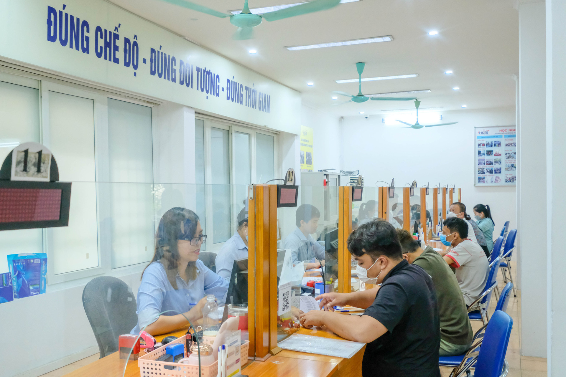 Người lao động làm thủ tục hưởng bảo hiểm thất nghiệp tại Trung tâm Dịch vụ việc làm Hà Nội - Ảnh: HÀ QUÂN