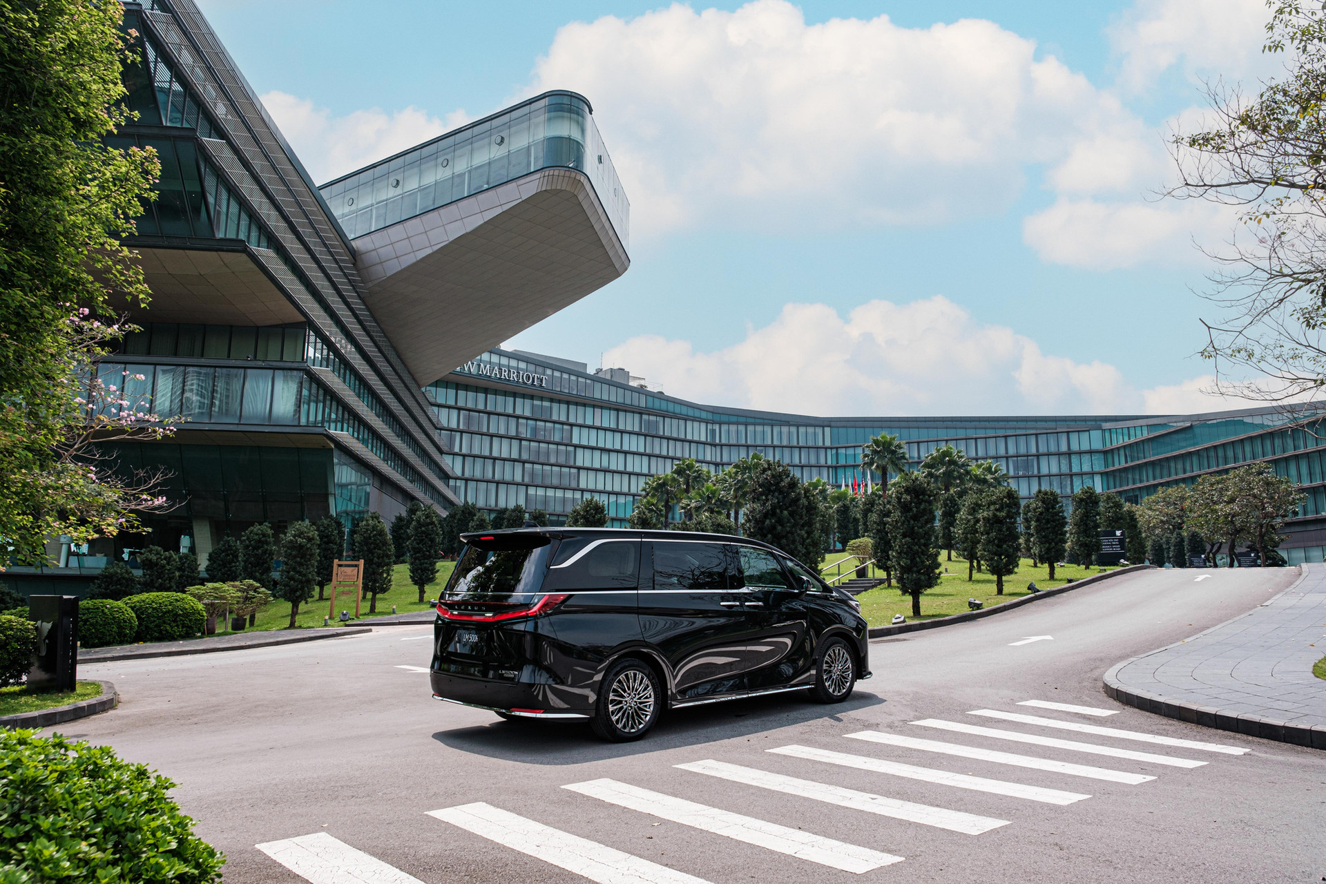Tại thị trường Việt Nam, Lexus LM không có đối thủ trực tiếp. Trong nhóm MPV cỡ lớn ở tầm giá thấp hơn có Mercedes-Benz V-Class (3,099-3,759 tỉ đồng) và Toyota Alphard (4,37-4,475 tỉ đồng).