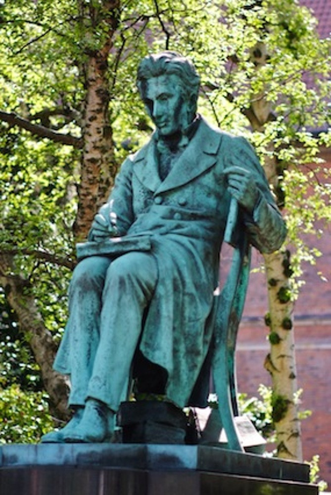 Tượng Kierkegaard của nhà điêu khắc người Đan Mạch Louis Hasselriis, trong khuôn viên Thư viện Hoàng gia ở Copenhagen (Đan Mạch). Ảnh: Tripadvisor