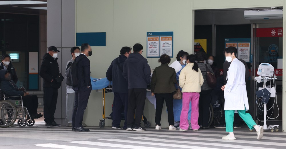Bệnh nhân xếp hàng tại khoa cấp cứu của một bệnh viện ở Seoul, Hàn Quốc. (Ảnh: Yonhap/TTXVN)