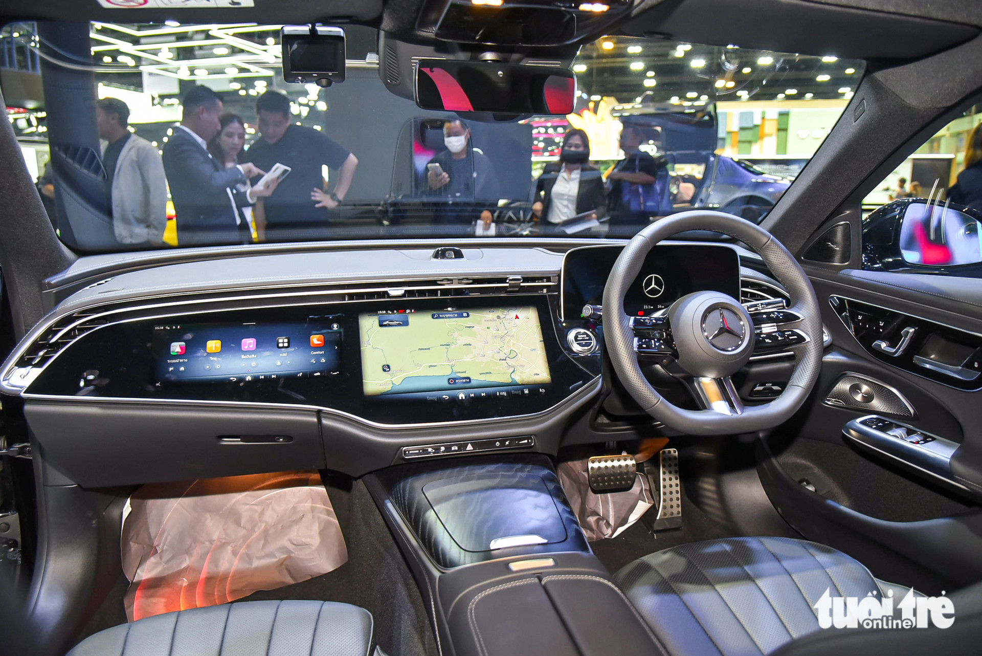 Bên trong, Mercedes-Benz E-Class 2024 nổi bật với cụm màn hình Superscreen ở bảng táp-lô, gồm một màn hình chính 14,4 inch và màn hình 12,3 inch bên ghế phụ. So với màn Hyperscreen ở trên một số mẫu xe điện của Mercedes, màn hình Superscreen có diện tích nhỏ hơn do đồng hồ tốc độ đặt tách rời, không nằm chung dưới một lớp kính với hai màn kia.