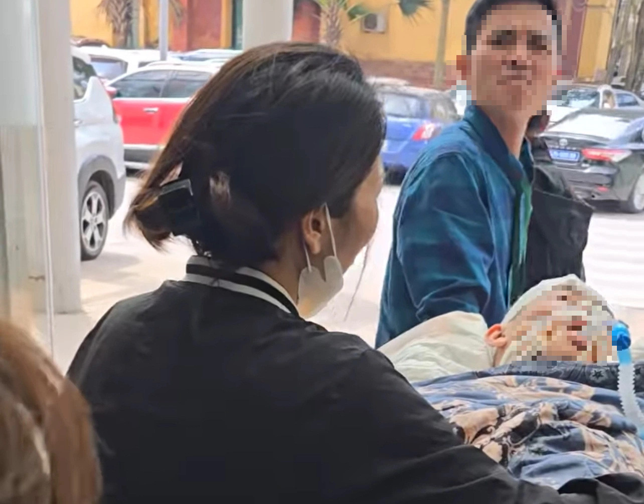 Chị Lan cùng người thân đưa con trai từ Bệnh viện Trung ương quân đội 108 về Bệnh viện Đa khoa tỉnh Phú Thọ để tiện chăm sóc - Ảnh: ANH THƠM