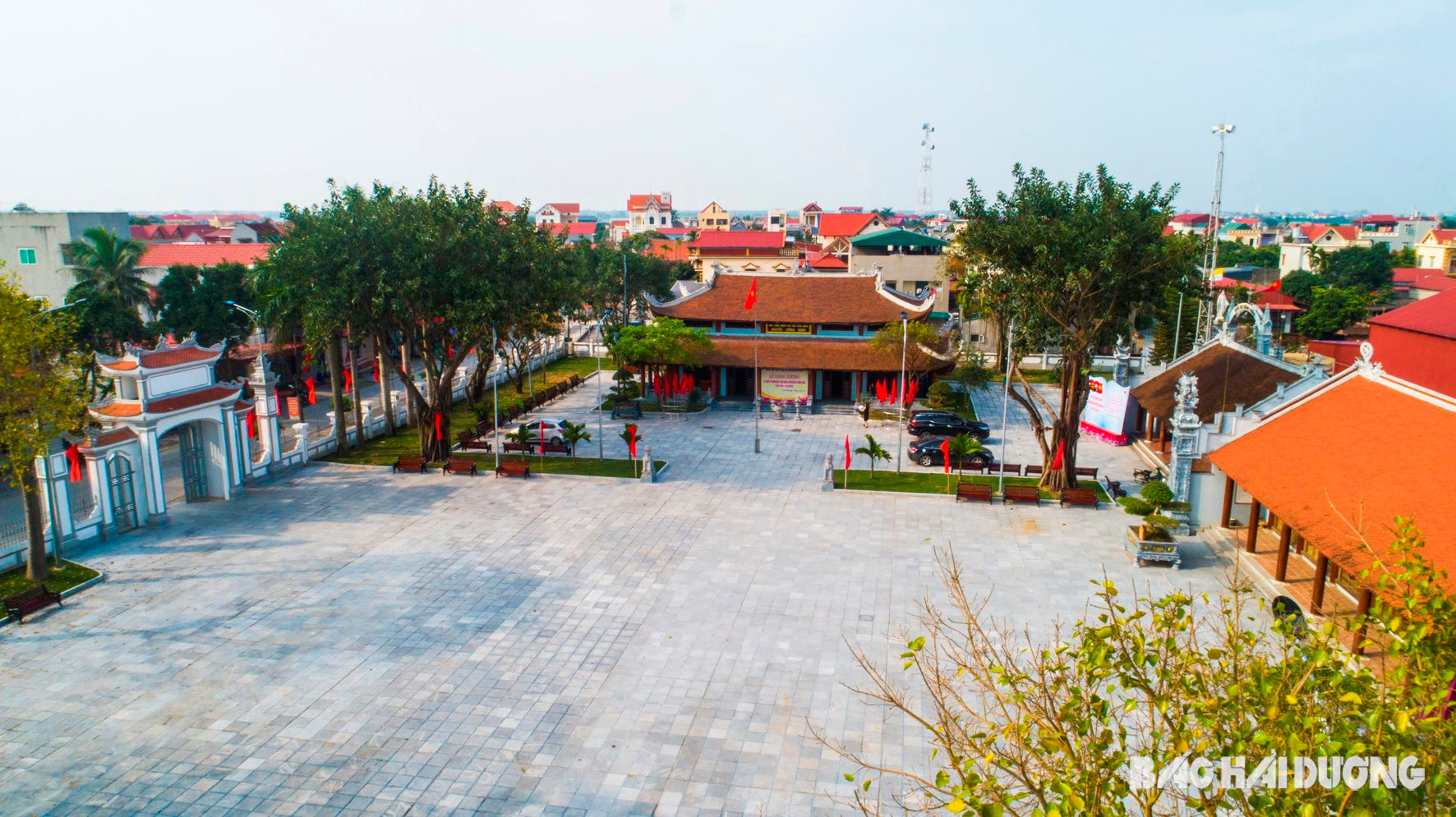 Khu tưởng niệm Phó Chủ tịch nước Nguyễn Lương Bằng ở thôn Đông, xã Thanh Tùng vừa được chỉnh trang, hoàn thiện 3.000m2 sân lát đá, 12 cột cao áp...