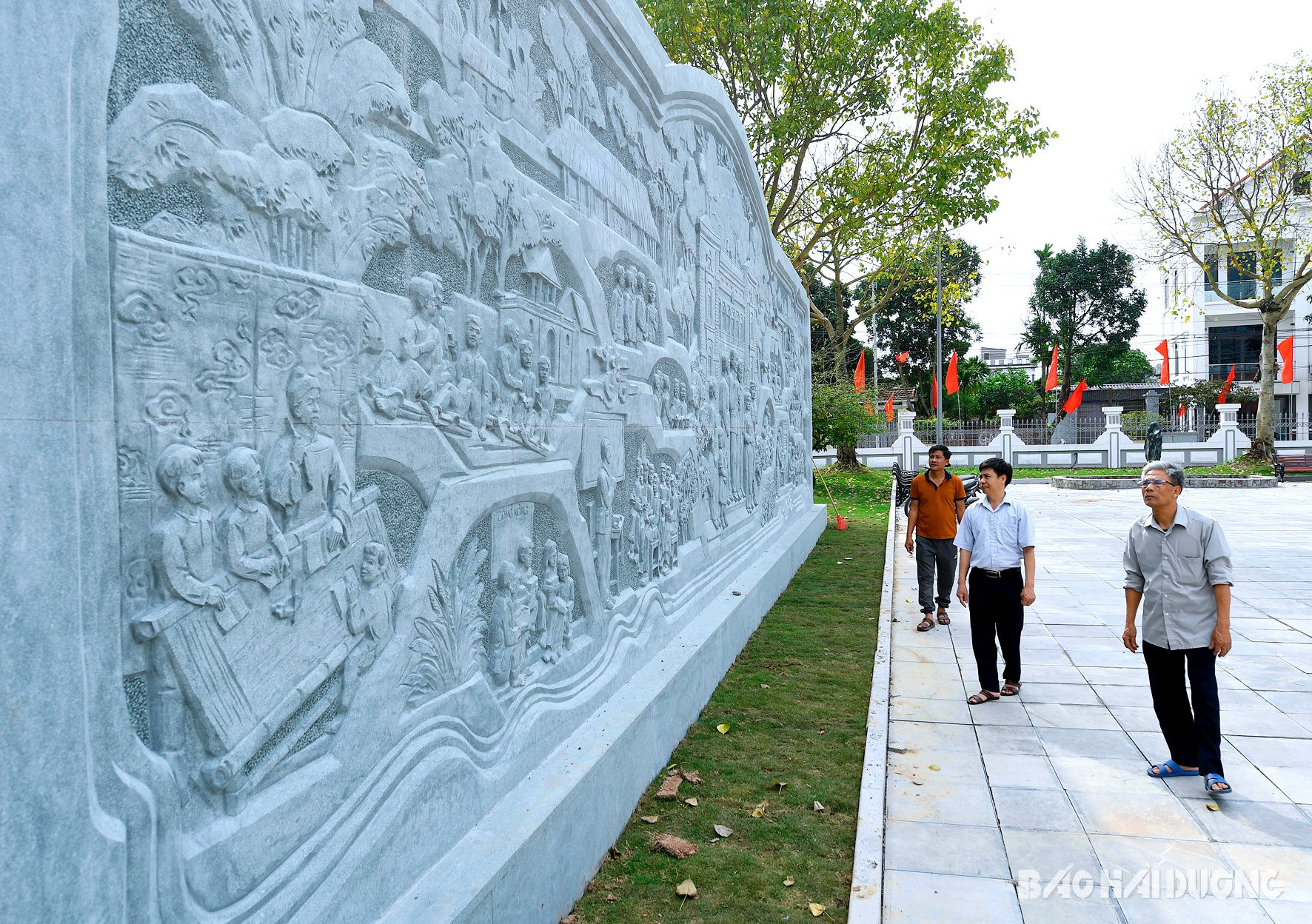 và bức phù điêu lớn điêu khắc trên đá về thân thế, sự nghiệp của cố Phó Chủ tịch nước Nguyễn Lương Bằng, tổng kinh phí hơn 12 tỷ đồng bằng ngân sách Nhà nước và xã hội hóa
