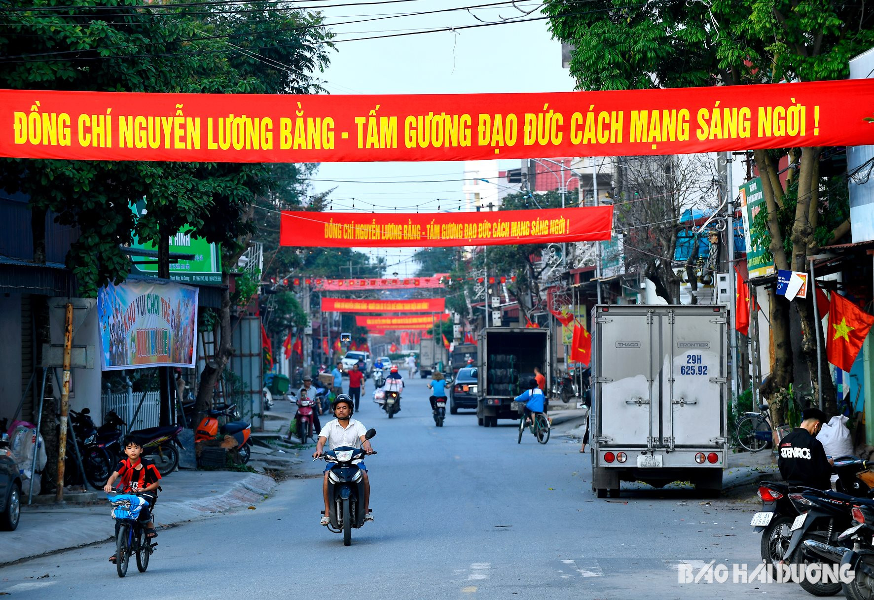 Đường trục chính vào khu nhà tưởng niệm đồng chí Nguyễn Lương Bằng được trang hoàng rực rỡ