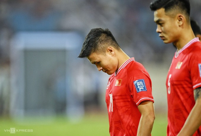 Quang Hải thất vọng khi không được ra sân ở cả hai trận Việt Nam gặp Indonesia tại vòng loại hai World Cup 2026. Ảnh: Giang Huy