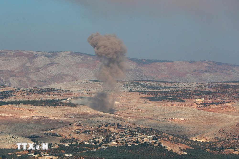 Khói bốc lên sau một vụ không kích tại Idlib, Syria. (Ảnh: AFP/TTXVN)