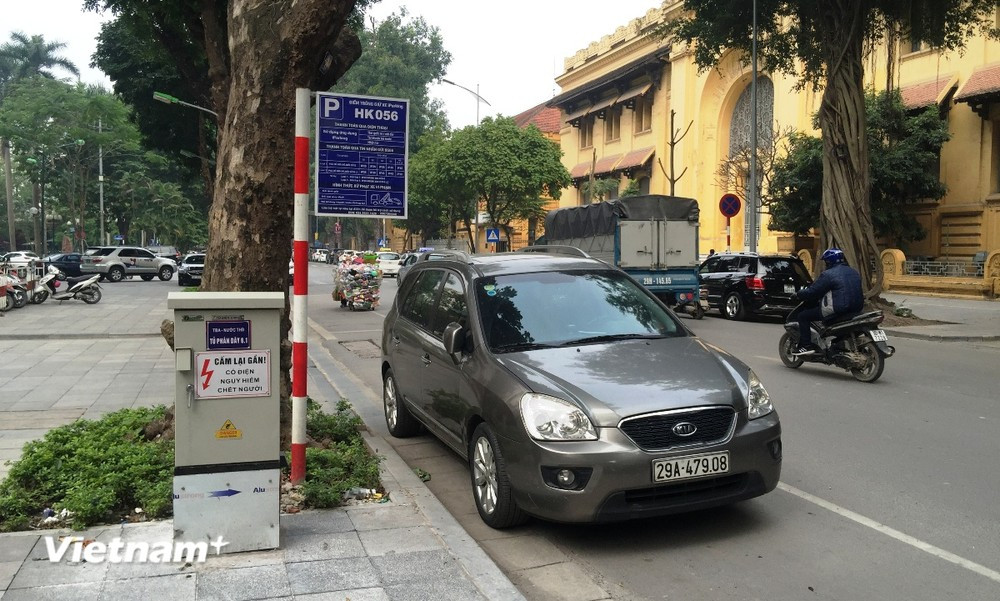 Điểm trông giữ xe dưới lòng đường tại một tuyến phố của thành phố Hà Nội. (Ảnh: Việt Hùng/Vietnam+)