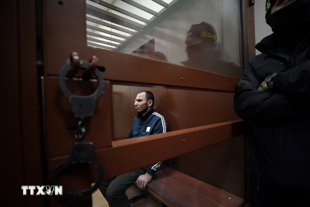 Saidakrami Murodalii Rachabalizoda, nghi phạm vụ tấn công nhà hát trong trung tâm thương mại Crocus City Hall ở ngoại ô Moskva (Nga), tại phiên xét xử của Tòa án quận Basmanny, ngày 24/3/2024. (Ảnh: AFP/TTXVN)