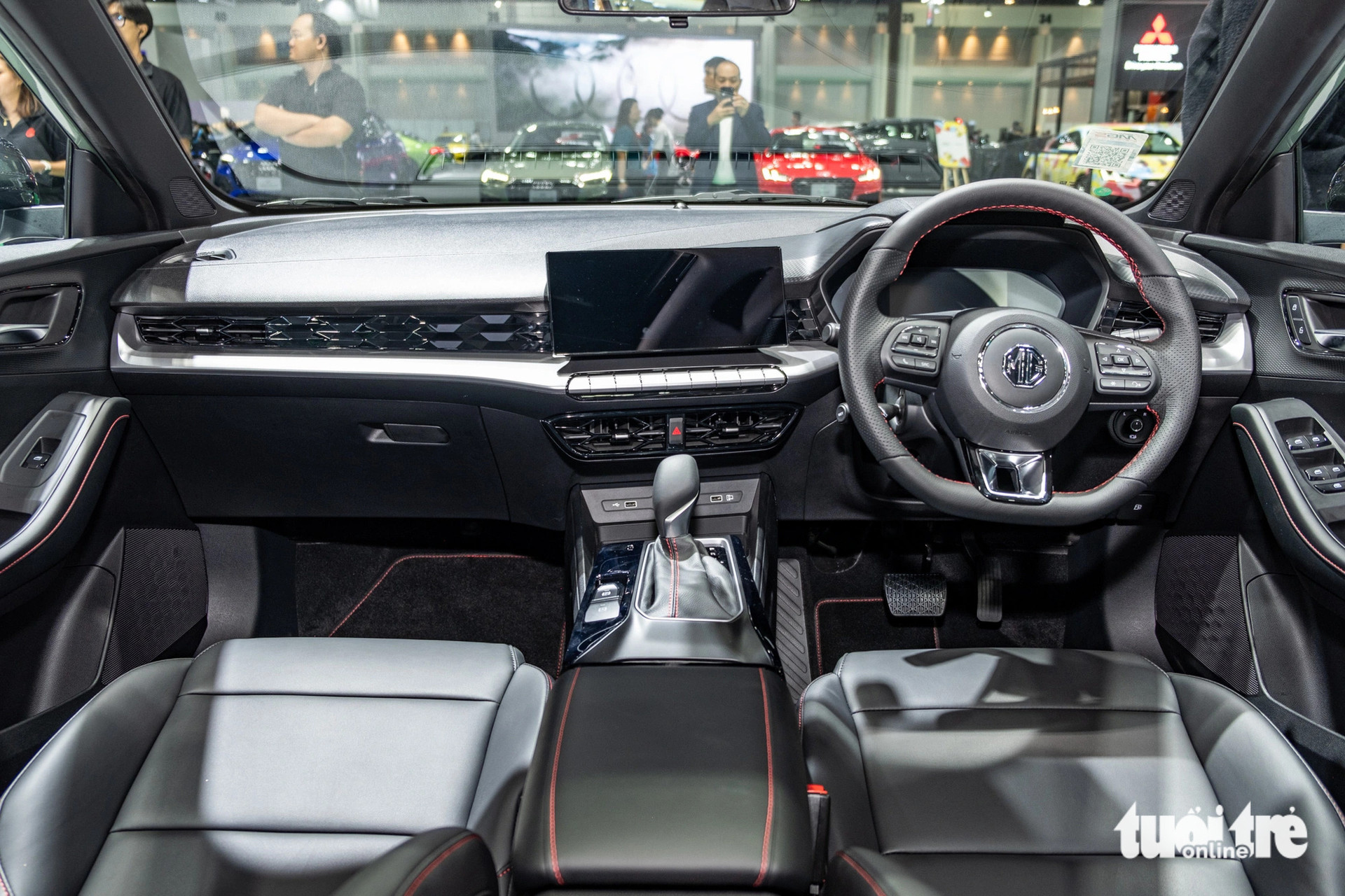 MG5 Pro có cabin tông đen điểm xuyết các chi tiết đỏ, ghế xe kiểu dáng thể thao, ghế lái chỉnh điện 6 hướng.